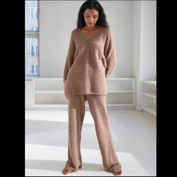 Aritzia Sweaters - ⭐️Aritzia Babaton Retreat Set❤️Sweater & pants❤️